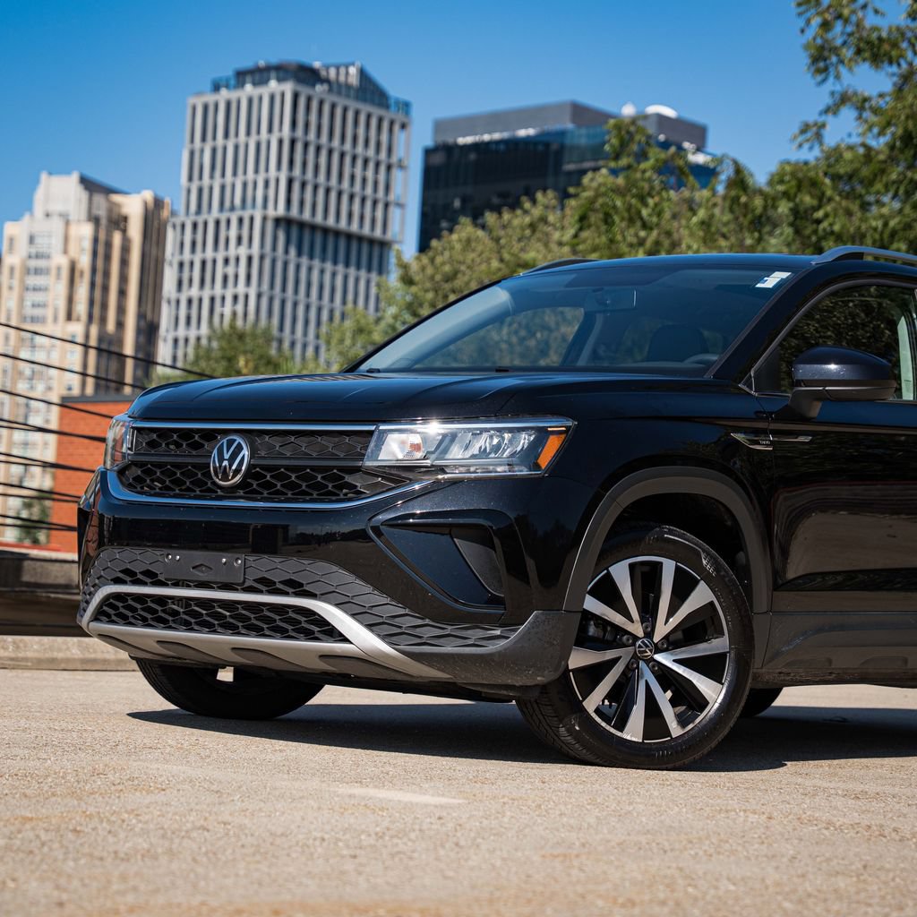 Certified 2022 Volkswagen Taos SE FWD image 2