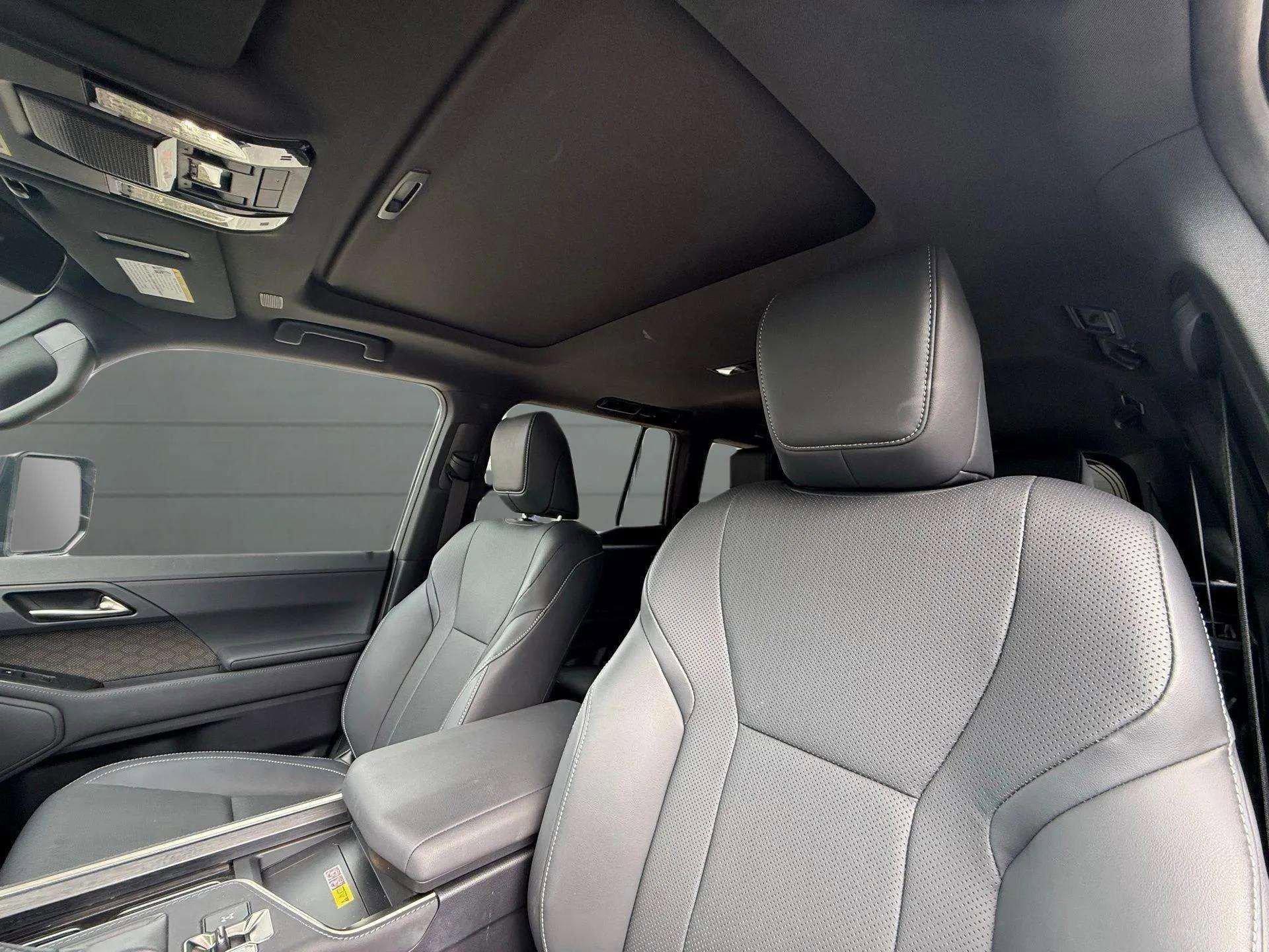 Used 2024 Lexus GX 550 w/ Accessory Package (2T) image 31