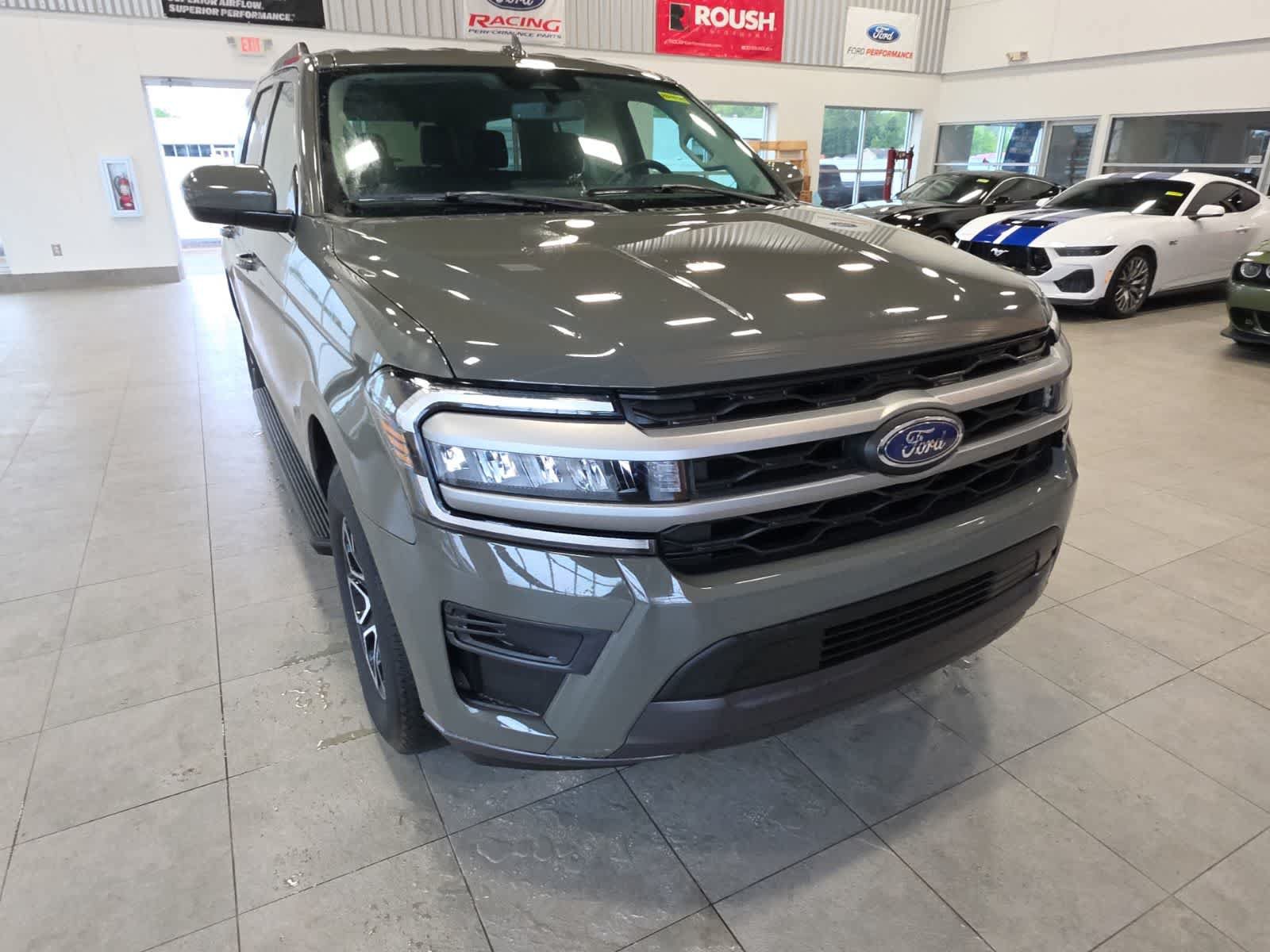 Used 2024 Ford Expedition XLT AWD/4WD image 3