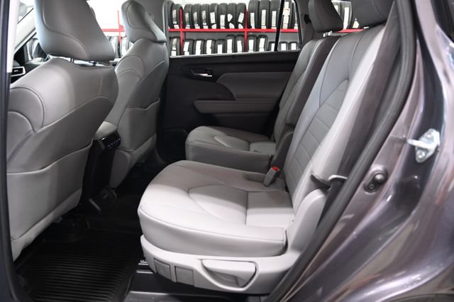 Used 2021 Toyota Highlander XLE AWD/4WD image 12