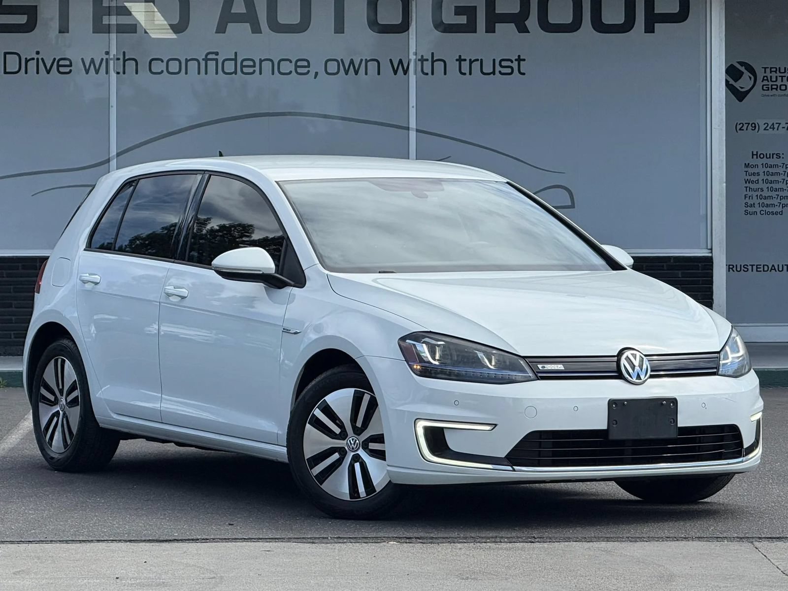 Used 2015 Volkswagen e-Golf SEL Premium FWD image 3