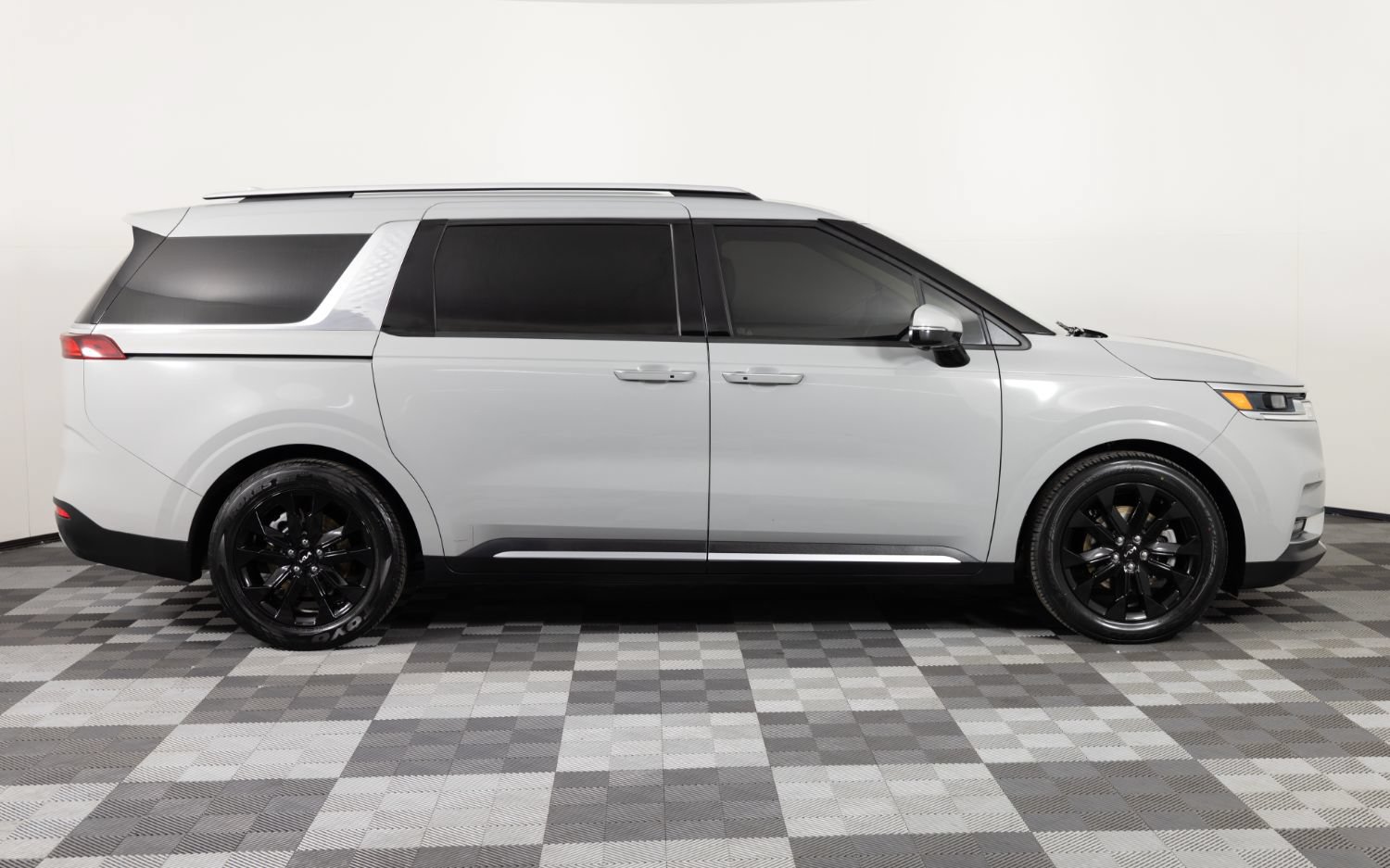 Used 2022 Kia Carnival SX FWD image 9