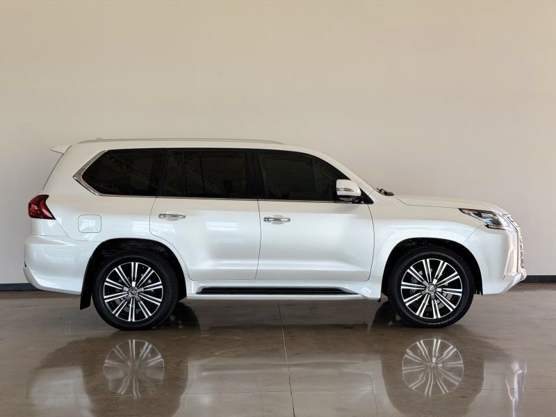 Used 2019 Lexus LX 570 4WD w/ Luxury Package image 8