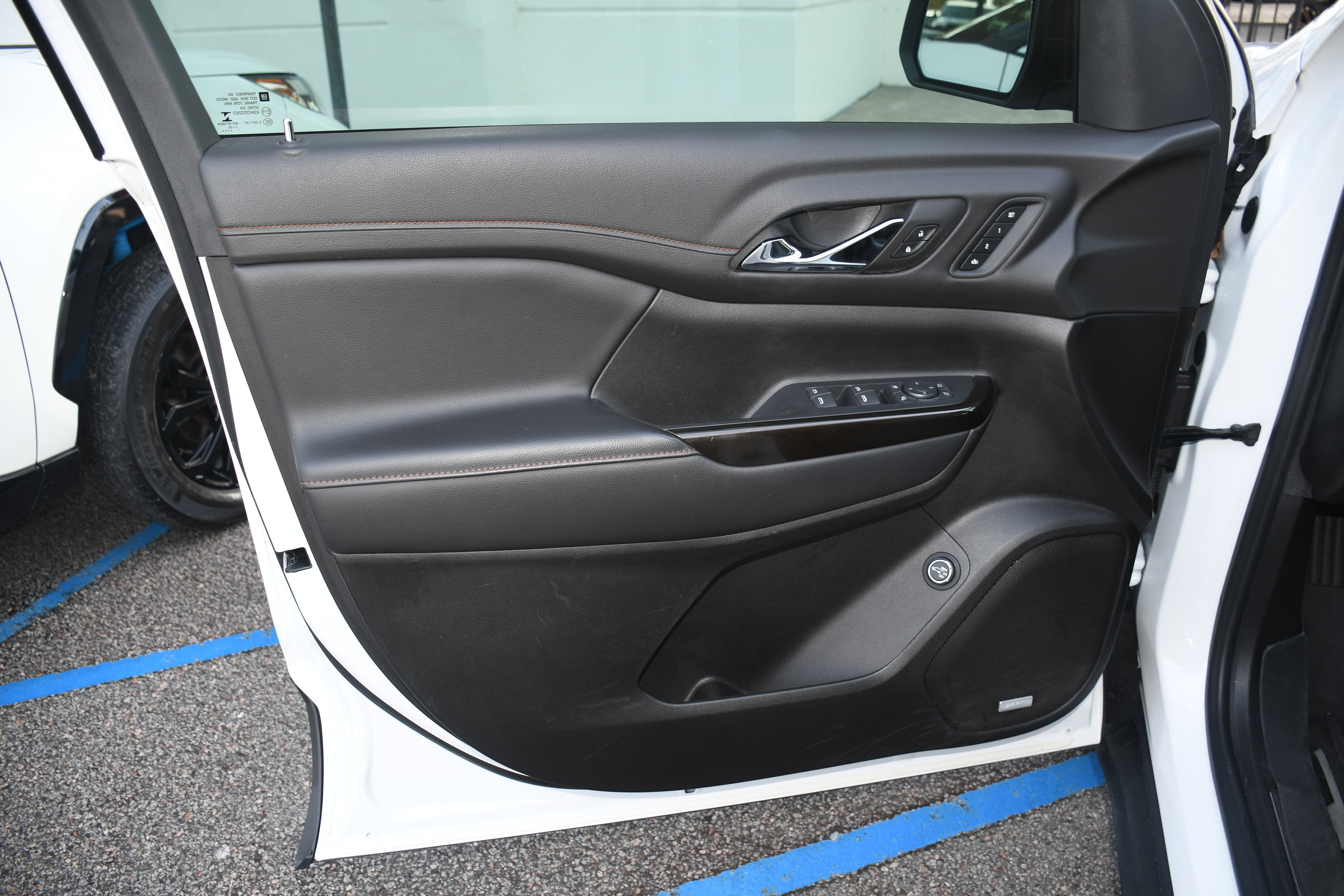 Used 2022 GMC Acadia AT4 w/ Technology Package image 10