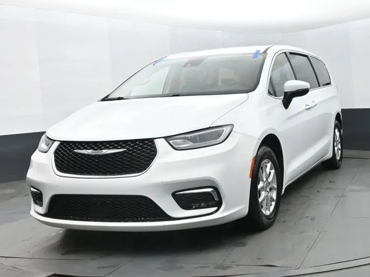 Used 2023 Chrysler Pacifica Touring-L FWD image 1