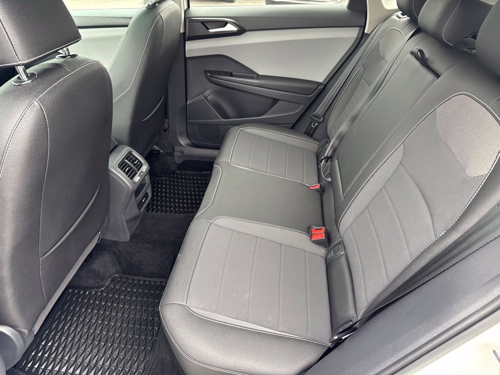 Used 2023 Volkswagen Taos SE w/ Panoramic Sunroof Package FWD image 25