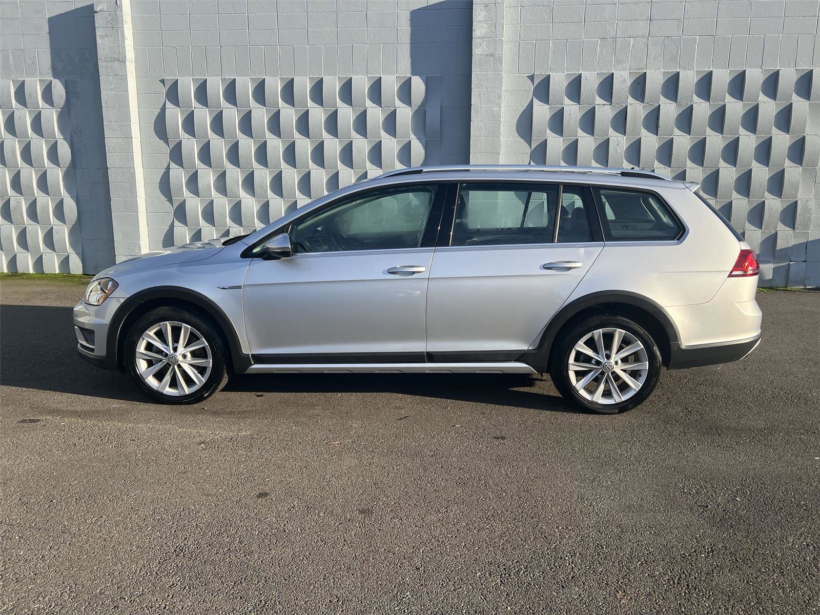 Used 2017 Volkswagen Golf Alltrack SE image 4