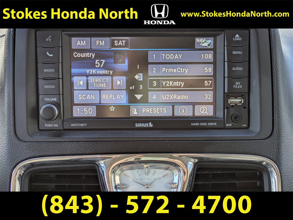 Used 2014 Chrysler Town & Country Touring-L image 17