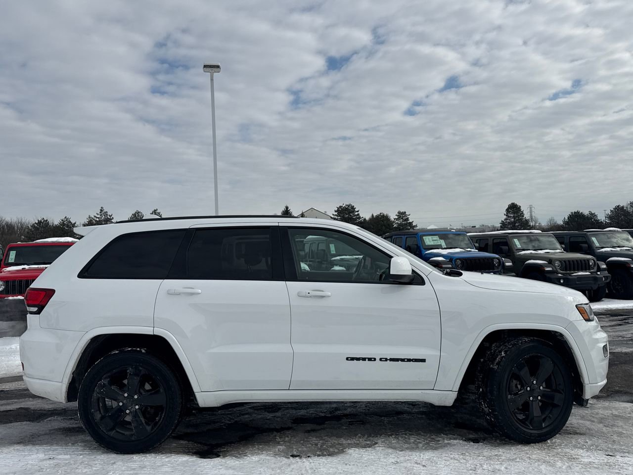 Used 2018 Jeep Grand Cherokee Altitude image 2