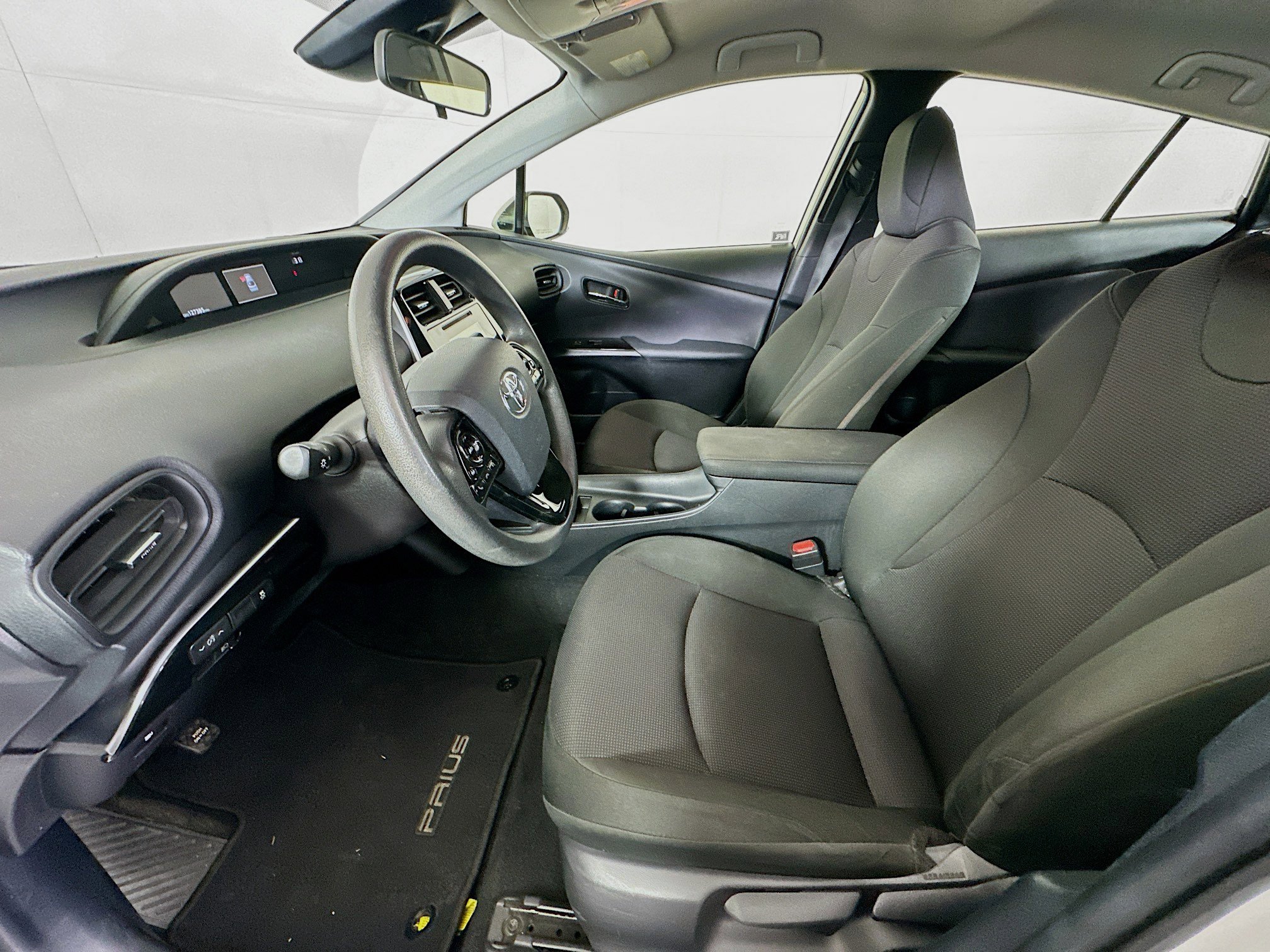 Used 2019 Toyota Prius L Eco w/ Carpet Mat Package FWD image 13