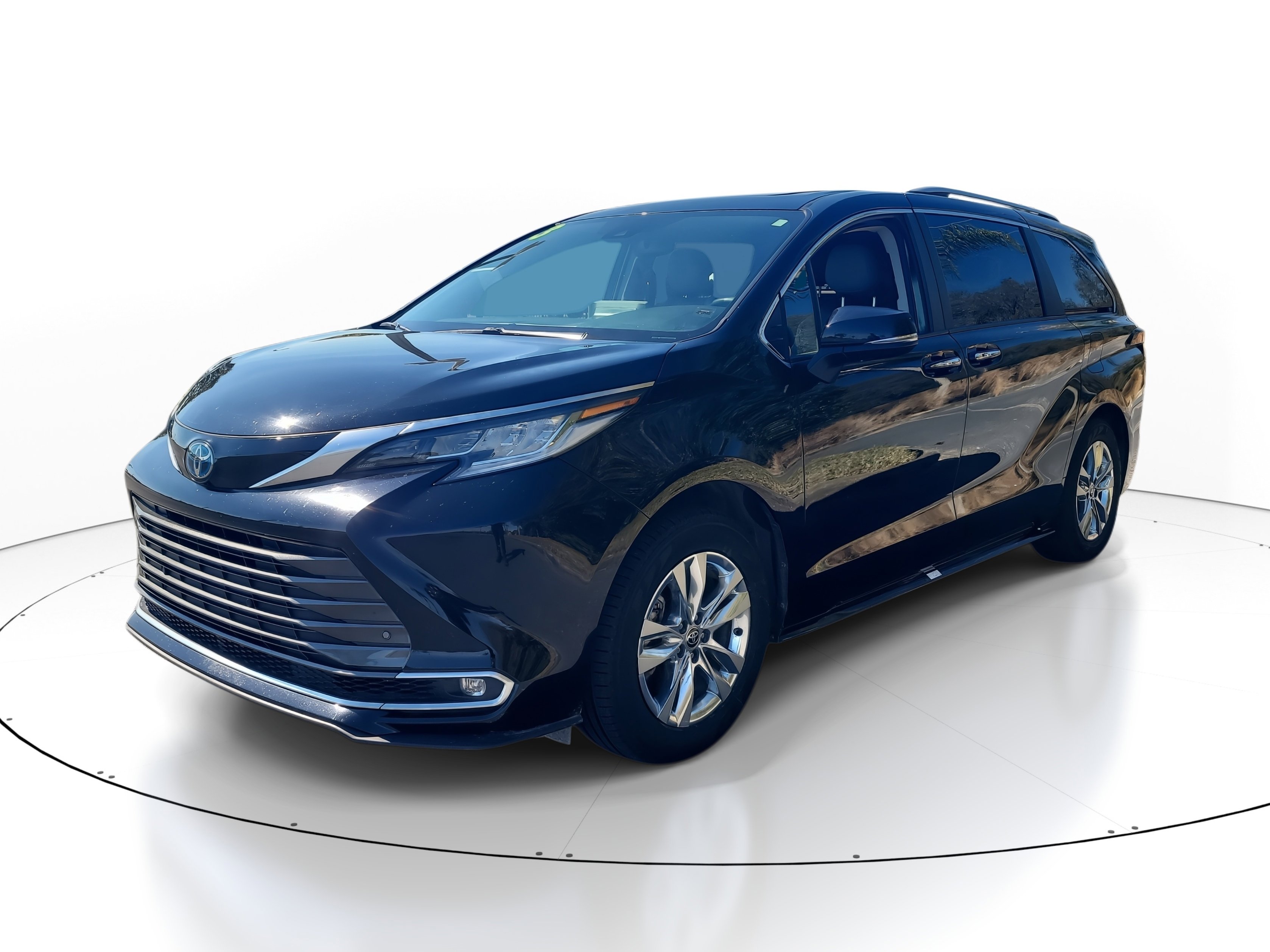 Certified 2023 Toyota Sienna Limited image 3