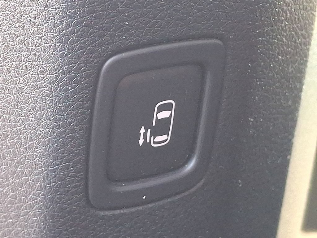 Certified 2025 Kia Carnival FWD image 12