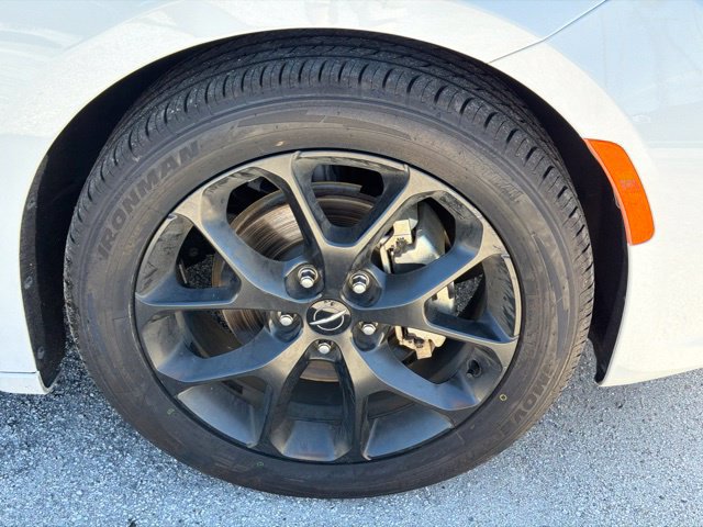 Used 2025 Chrysler Pacifica Limited FWD image 9