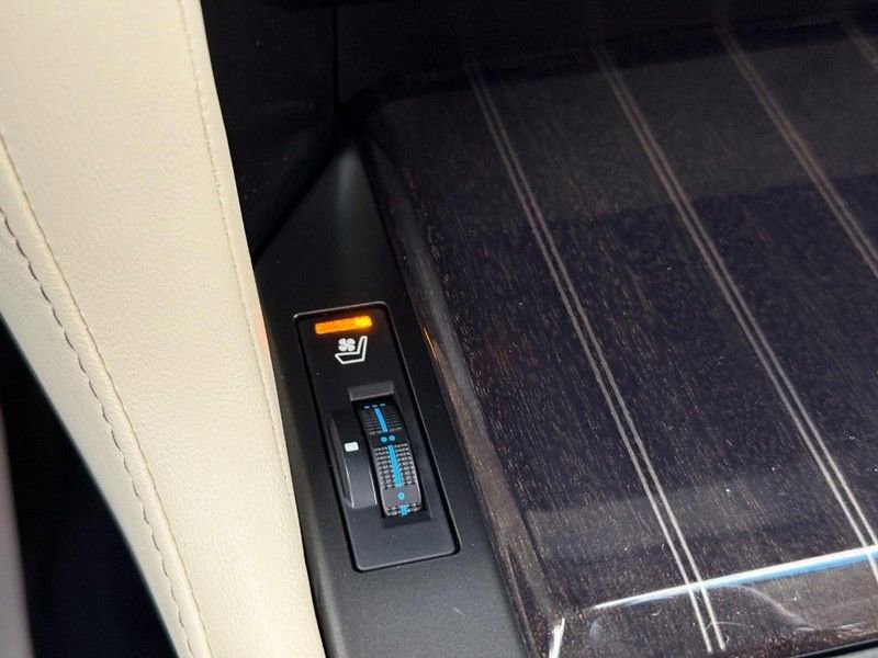 Used 2022 Lexus GX 460 Luxury w/ Accessory Package AWD/4WD image 29