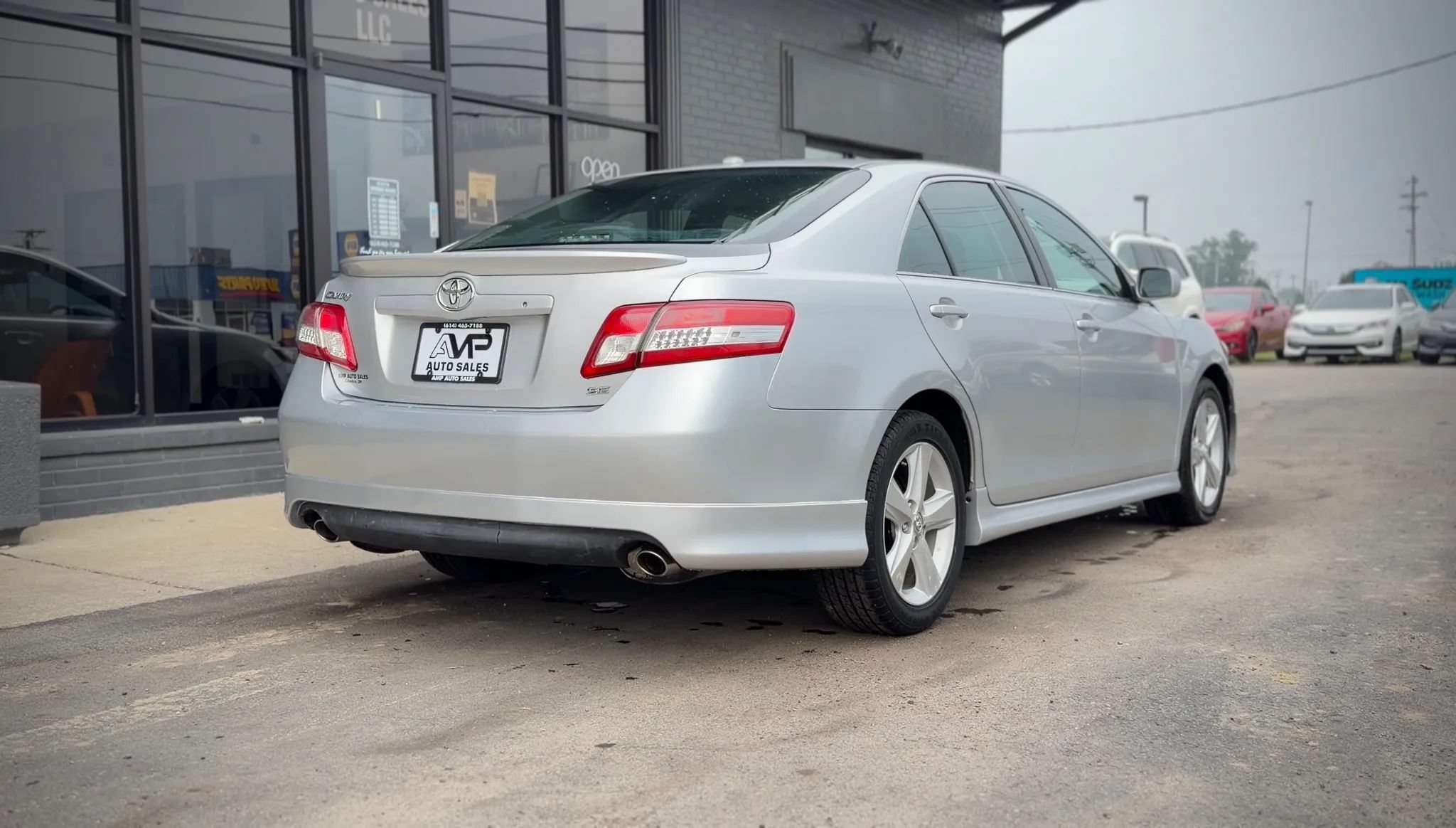 Used 2010 Toyota Camry SE FWD image 2