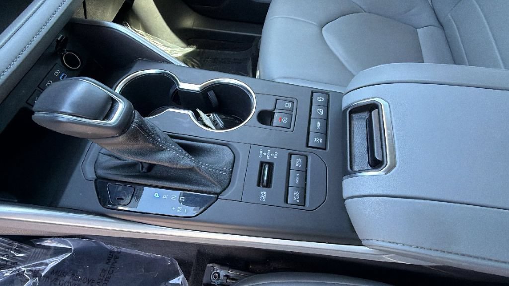 Used 2022 Toyota Highlander XLE AWD/4WD image 13