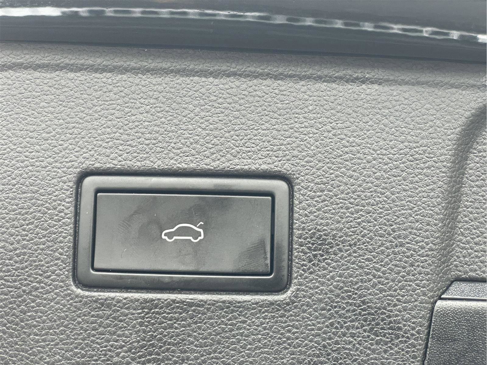 Used 2023 Volkswagen Atlas SE w/ Black Wheel Package image 11