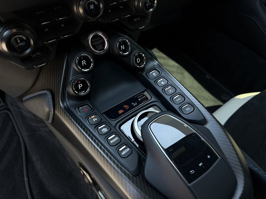 Used 2022 Aston Martin V8 Vantage Coupe RWD image 33