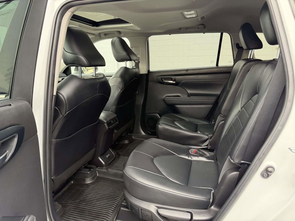 Used 2022 Toyota Highlander XLE image 15