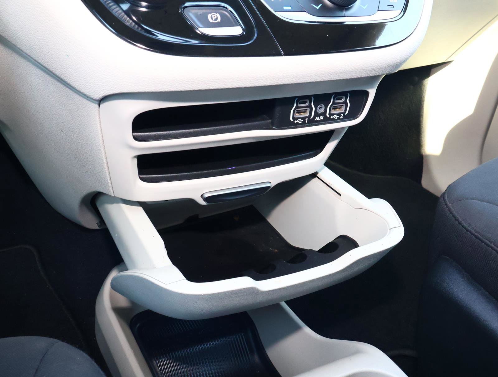 Used 2022 Chrysler Voyager LX FWD image 21