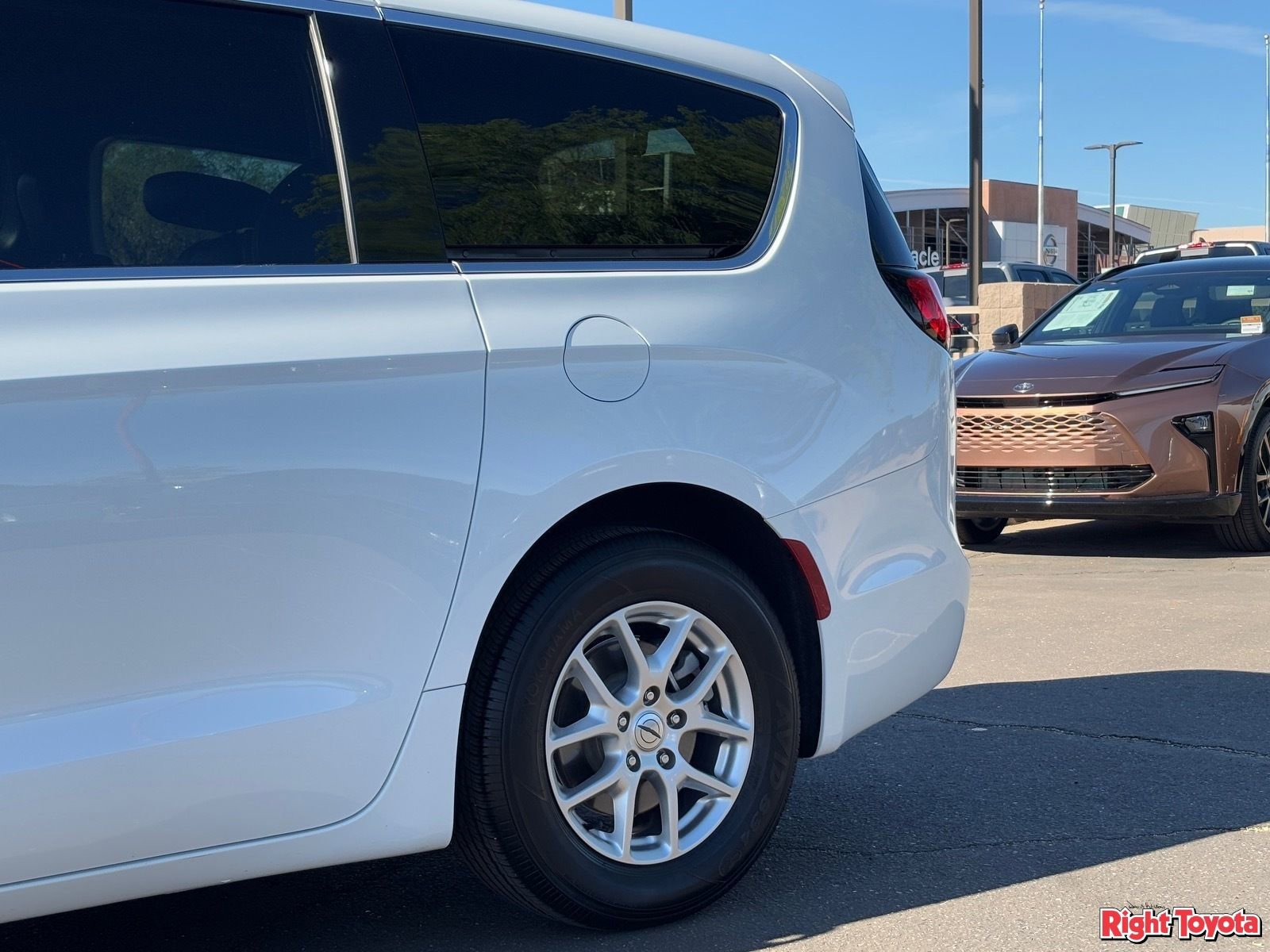 Used 2025 Chrysler Voyager LX image 9
