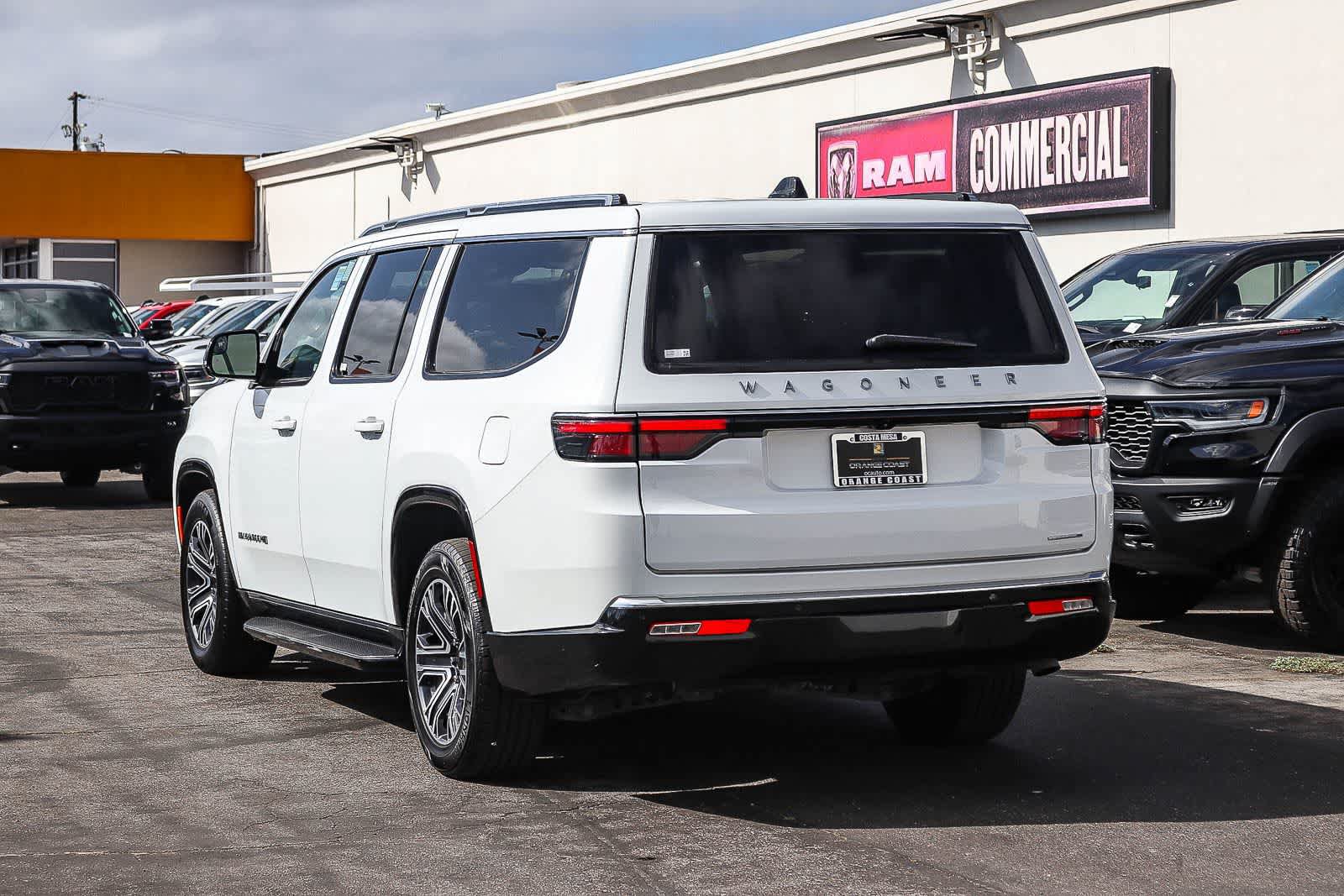 Used 2024 Jeep Wagoneer L Series II RWD image 6