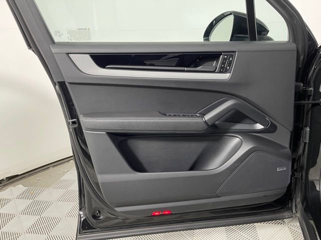 Used 2025 Porsche Cayenne image 35