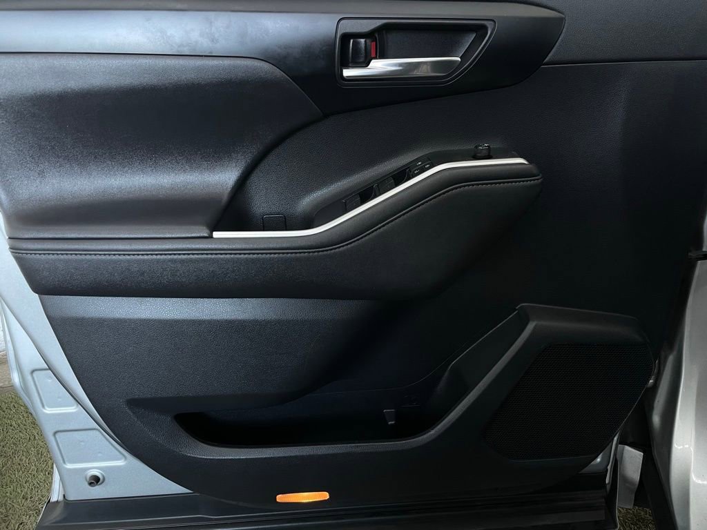 Used 2020 Toyota Highlander XLE image 33