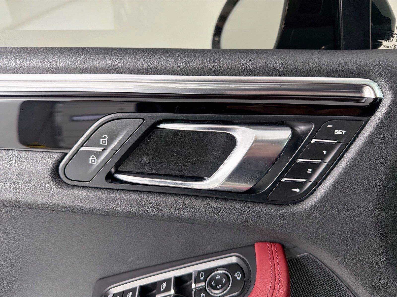 Certified 2024 Porsche Macan AWD/4WD image 8