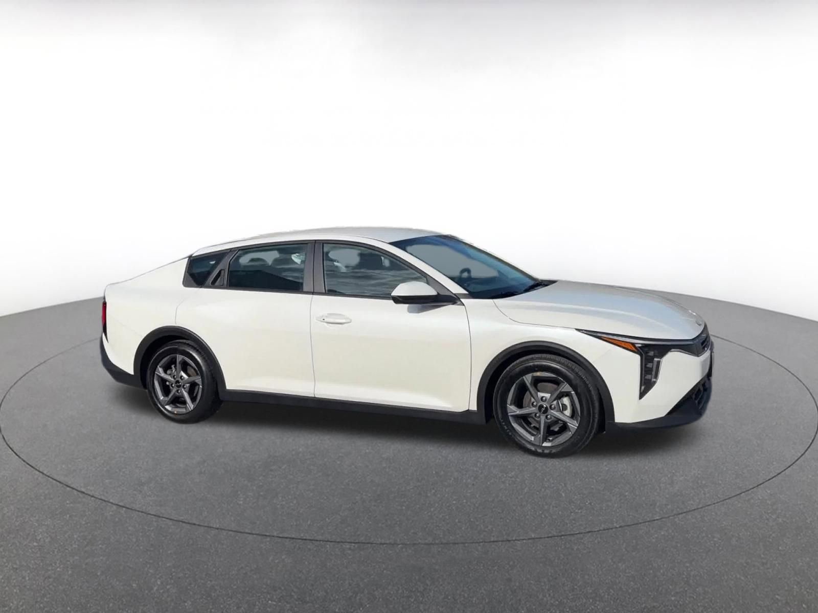 Used 2025 Kia K4 LXS image 2