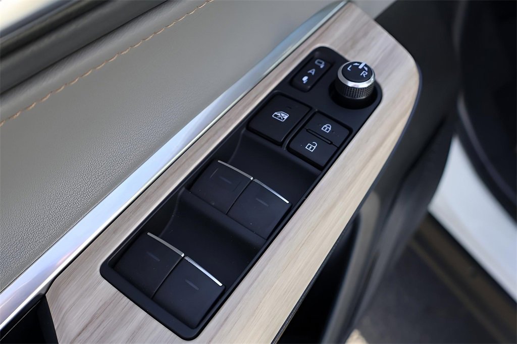 Certified 2024 Toyota Venza XLE image 25