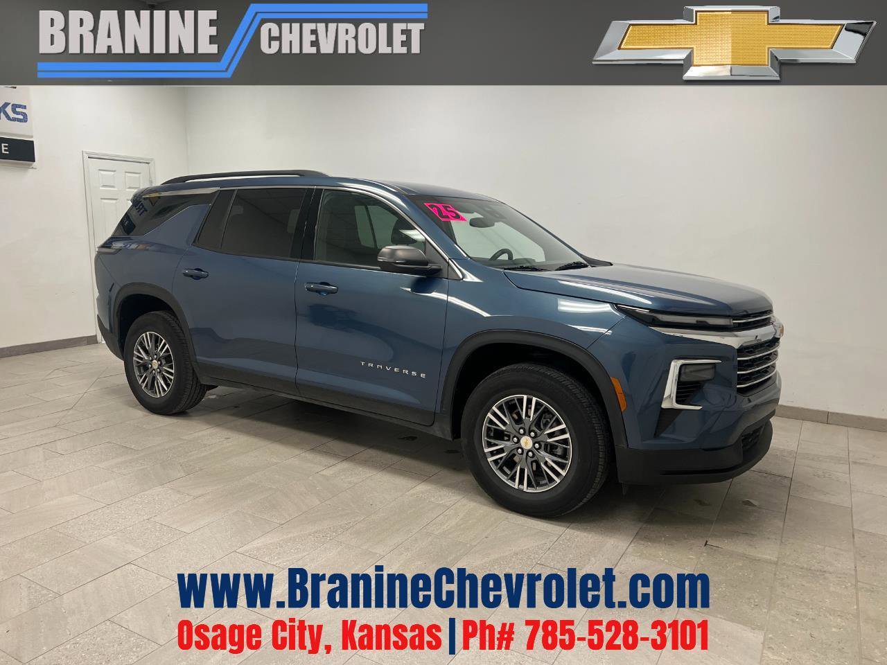 Used 2025 Chevrolet Traverse LT FWD image 1