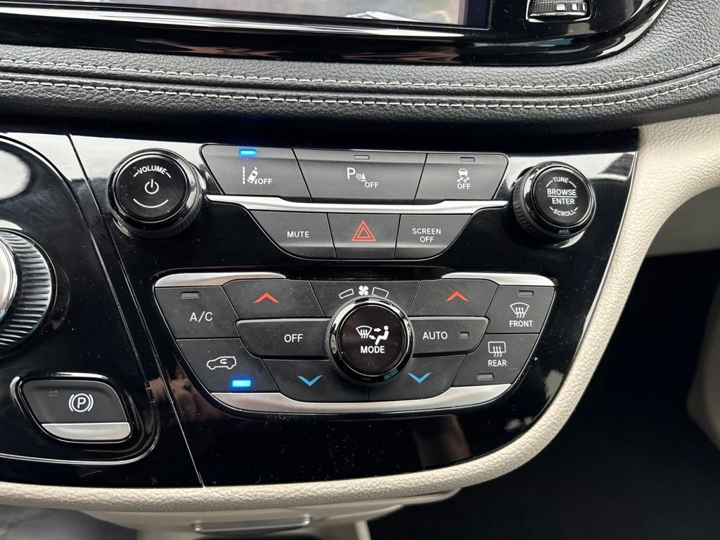 Used 2023 Chrysler Pacifica Touring-L FWD image 58