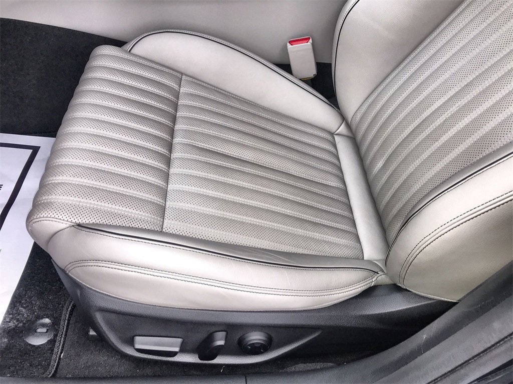 Used 2023 Genesis G70 3.3T image 12