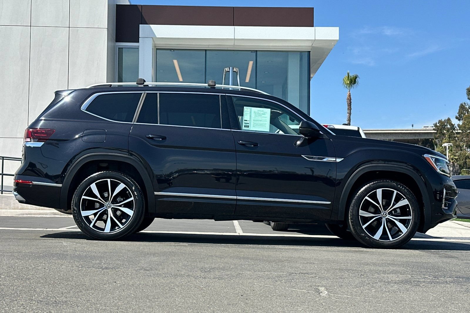 Used 2024 Volkswagen Atlas SEL Premium R-Line AWD/4WD image 2