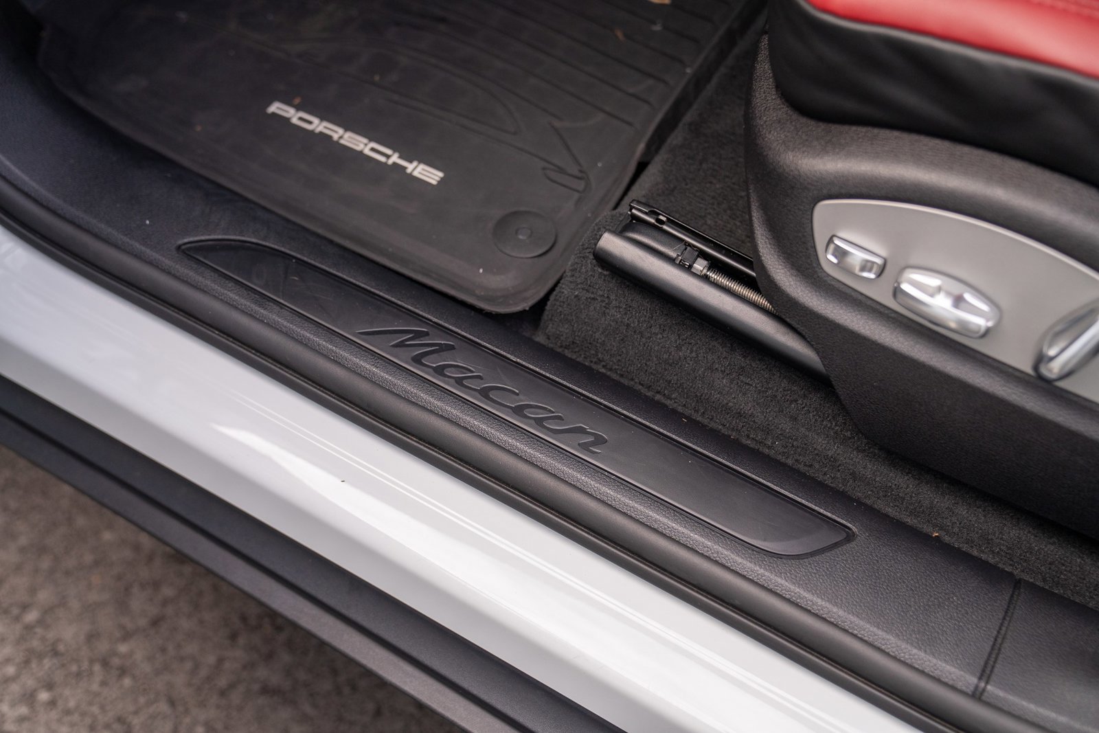 Used 2025 Porsche Macan image 12