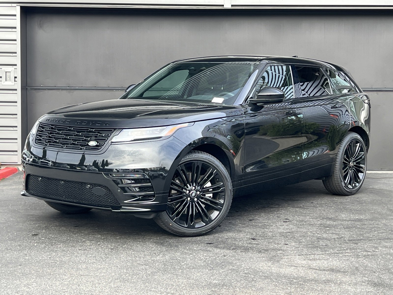 New 2025 Land Rover Range Rover Velar Dynamic SE image 1