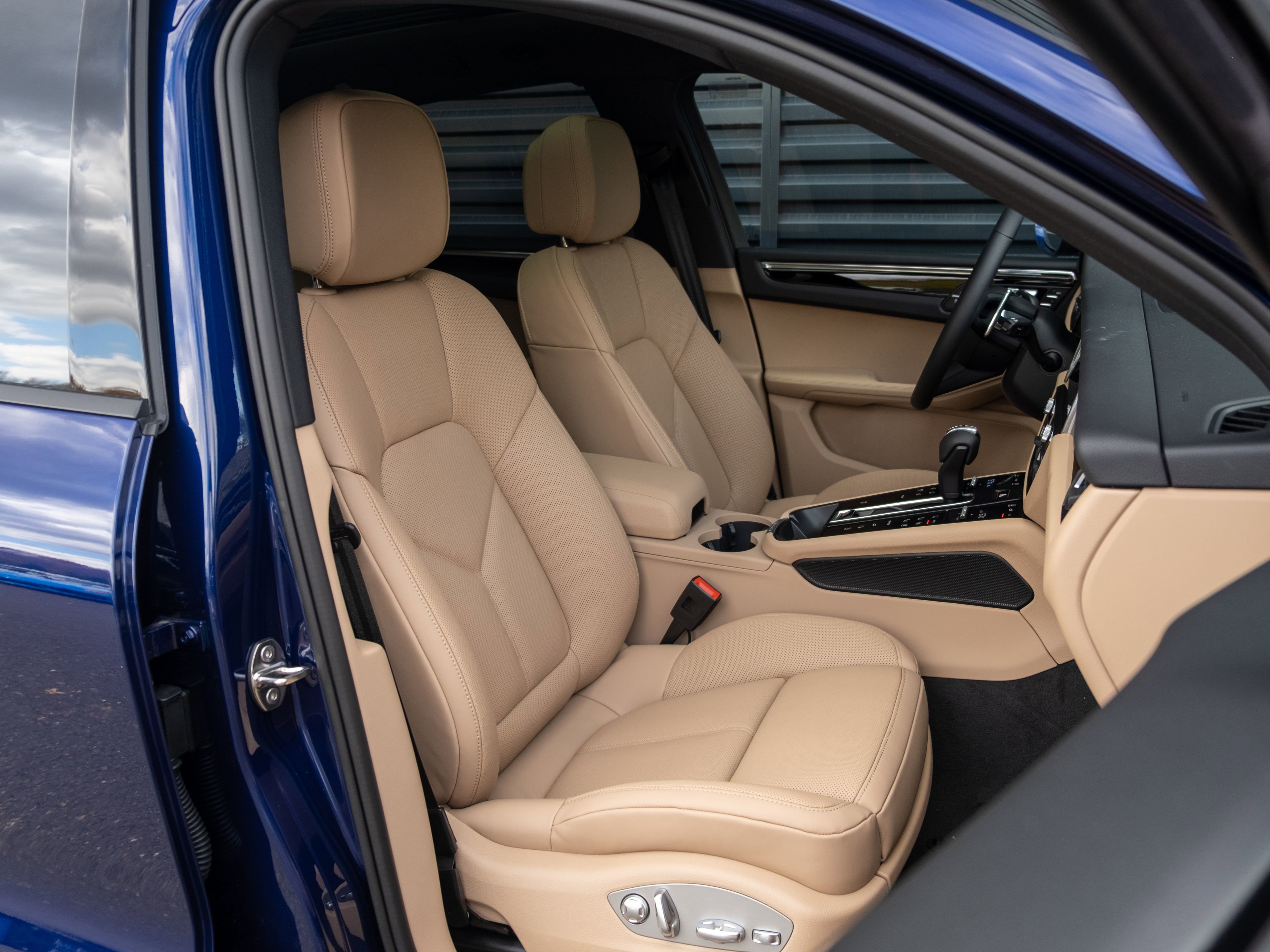 Certified 2026 Porsche Macan AWD/4WD image 33