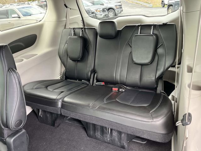 Used 2023 Chrysler Pacifica Touring-L AWD/4WD image 19