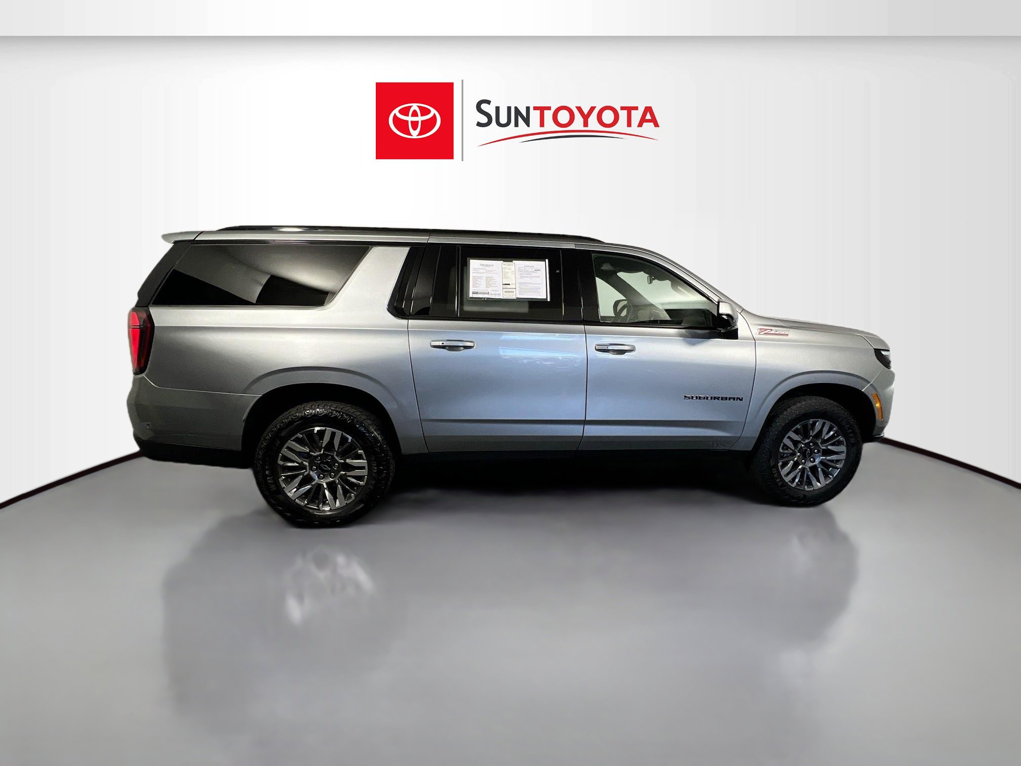 Used 2025 Chevrolet Suburban Z71 image 2