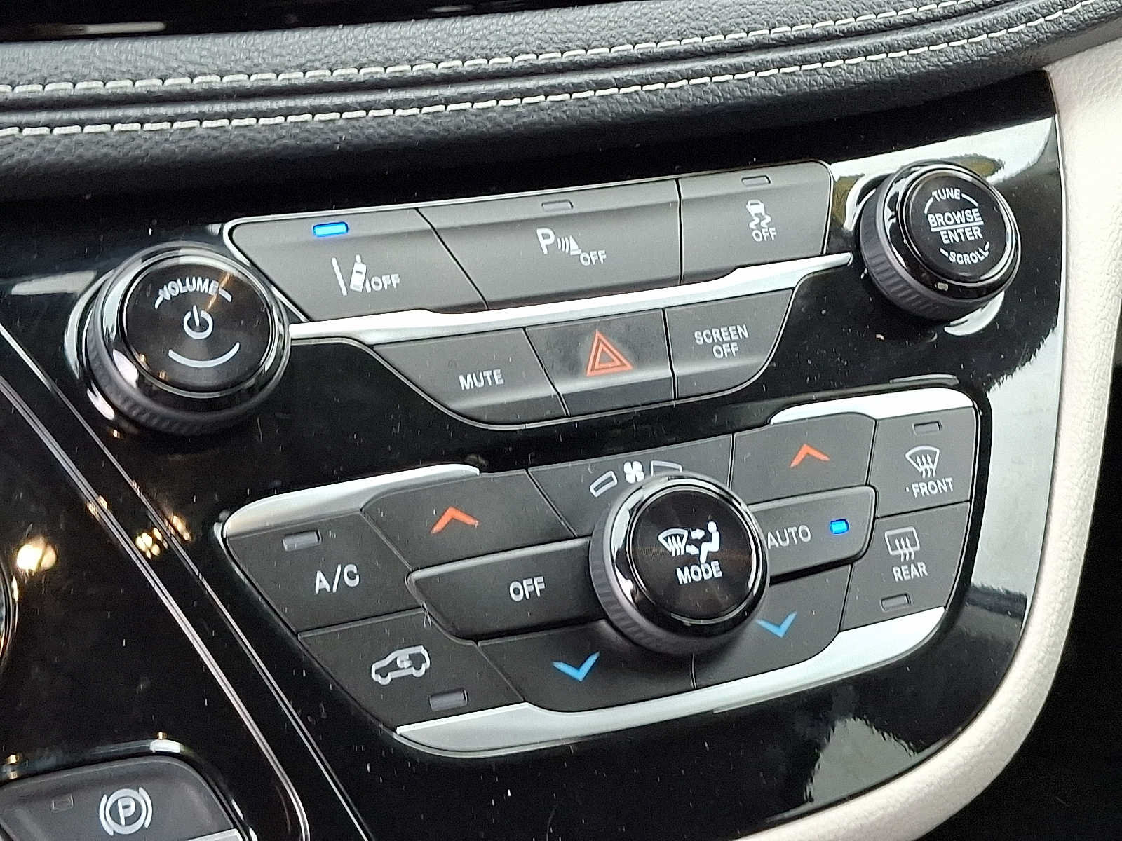 Used 2023 Chrysler Pacifica Touring-L FWD image 15