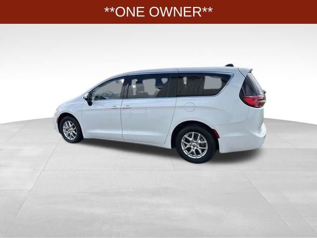 Used 2023 Chrysler Pacifica Touring-L FWD image 4