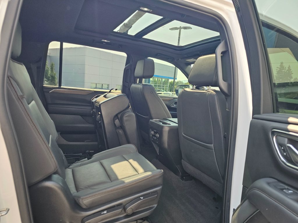 Used 2022 Chevrolet Suburban High Country w/ Premium Package 2 AWD/4WD image 16