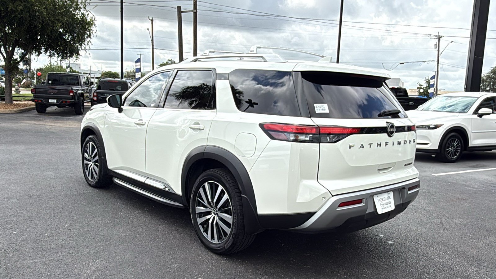 Used 2022 Nissan Pathfinder Platinum w/ Lighting Package (N93) FWD image 6