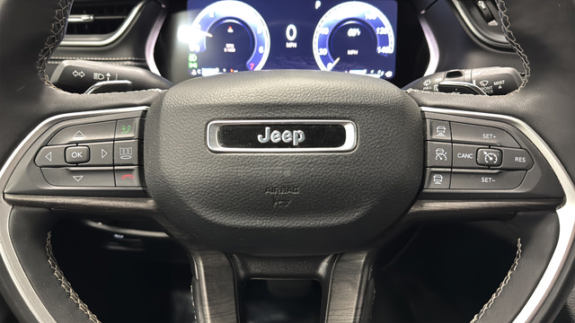 Used 2024 Jeep Grand Cherokee Limited w/ Luxury Tech Group II AWD/4WD image 16