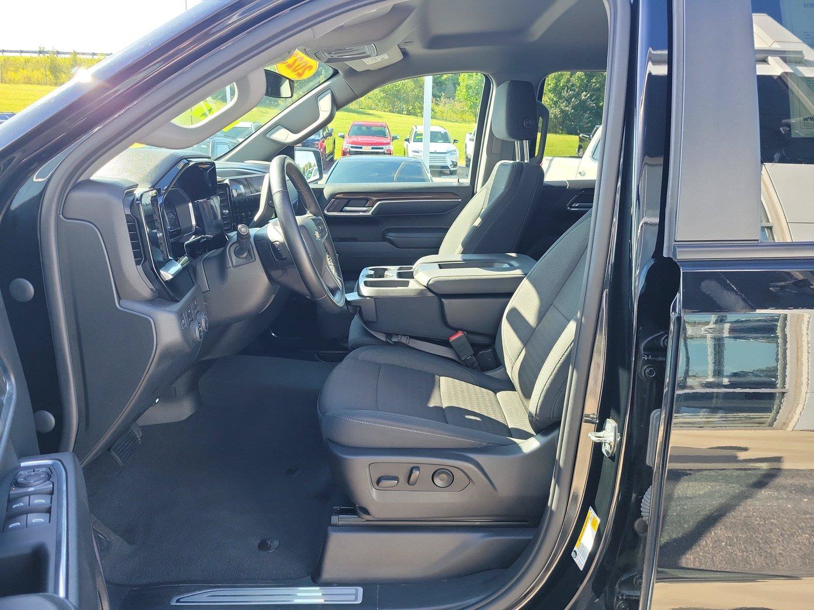 Used 2023 Chevrolet Silverado 1500 LT AWD/4WD image 15