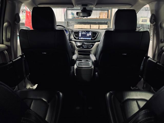 Used 2024 Chrysler Pacifica Touring-L image 22