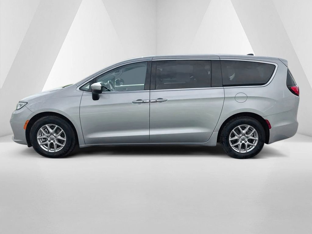 Used 2023 Chrysler Pacifica Touring-L image 8