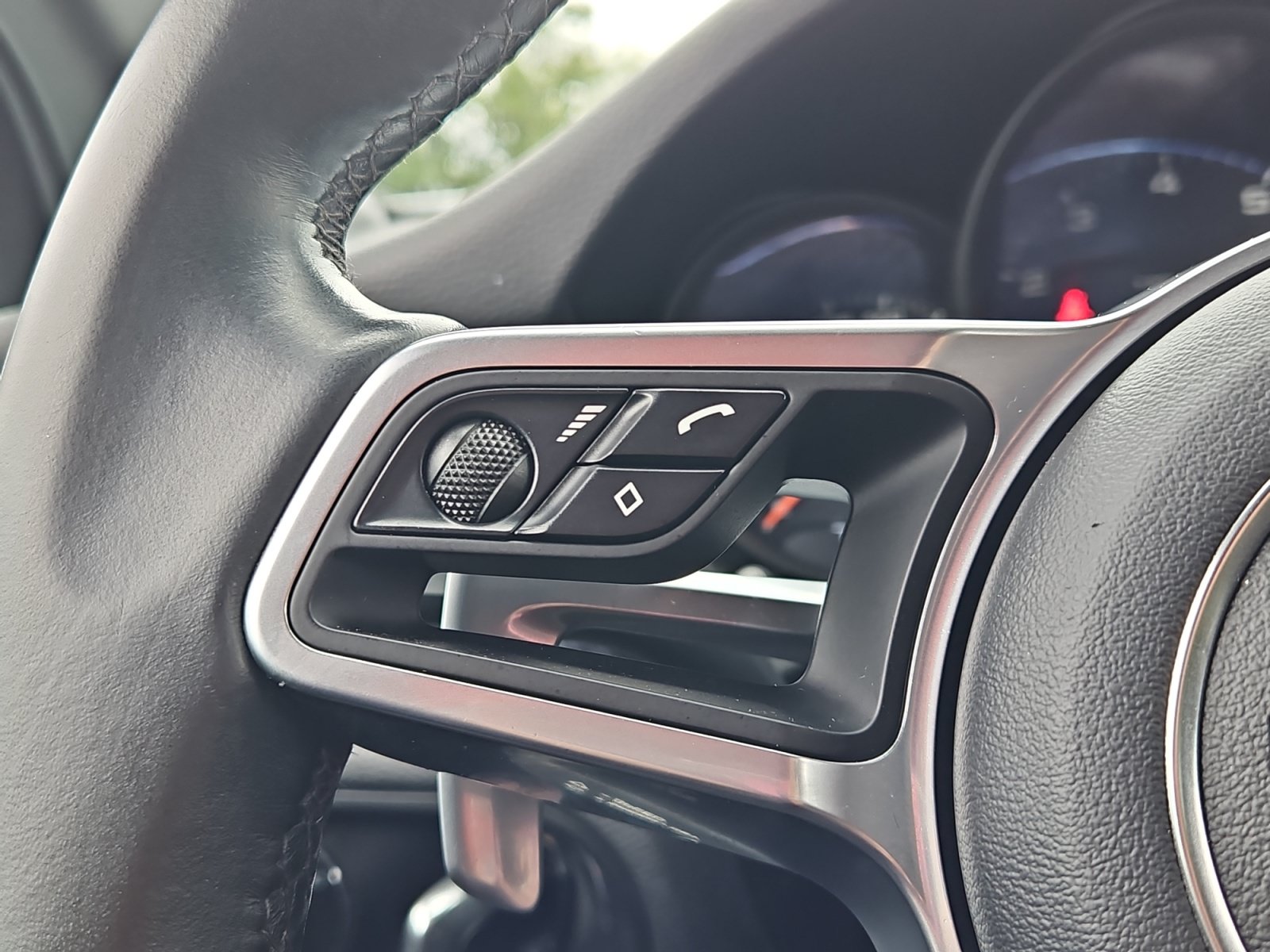 Used 2020 Porsche Macan AWD/4WD image 29
