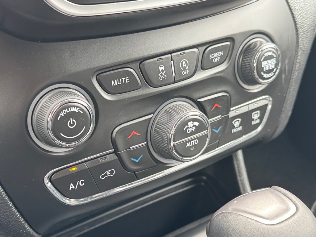 Used 2019 Jeep Cherokee Latitude Plus w/ Comfort/Convenience Group AWD/4WD image 26
